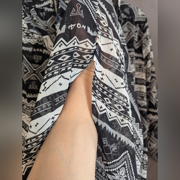 GeeGee size large sheer geometric tunic blouse in black/white - Picture 8 of 12